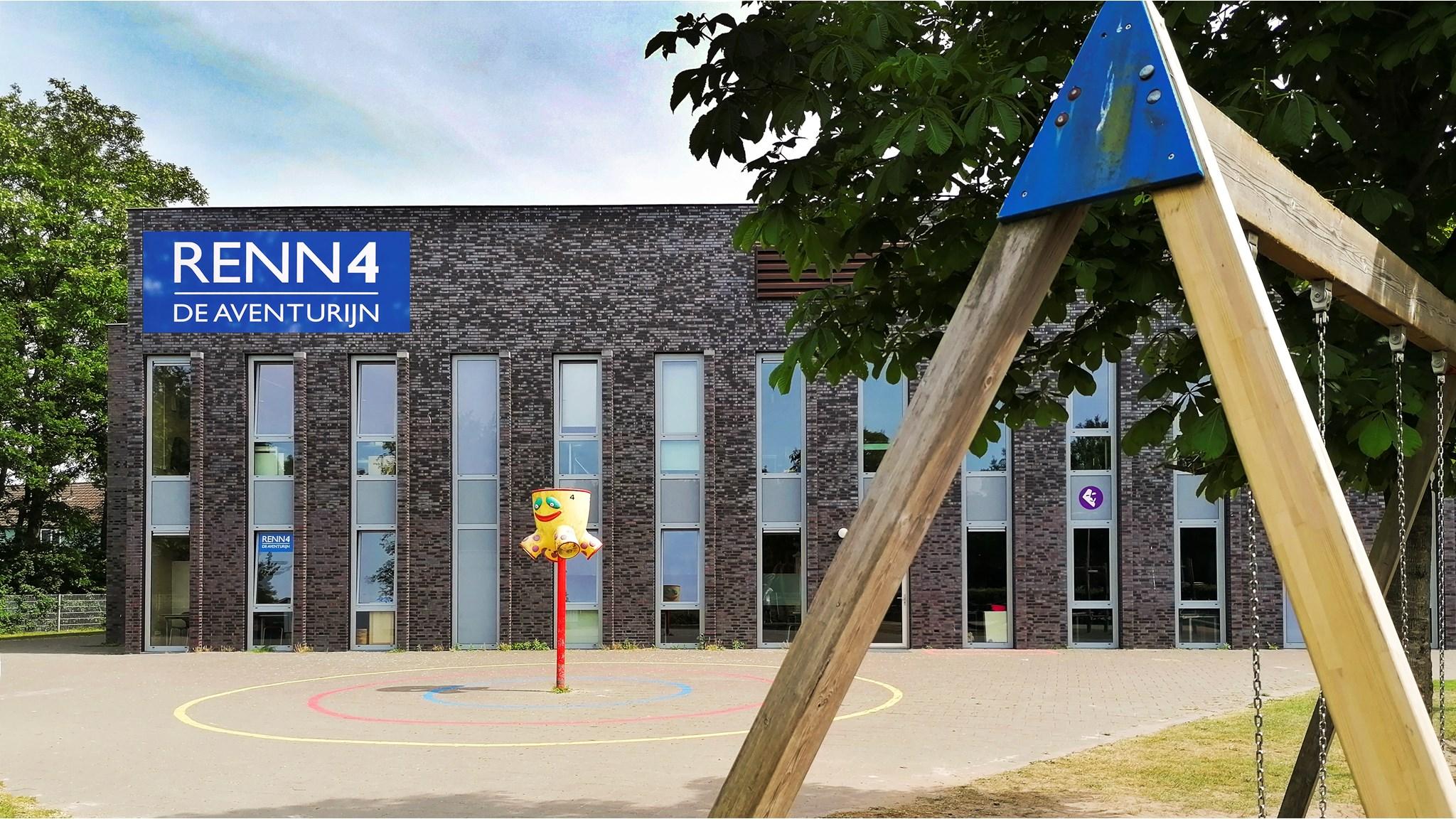 Schoolplein van Caleidoscoop in Leeuwarden met een kleurrijke speelstructuur en moderne gebouw. Schoolplein van Caleidoscoop in Leeuwarden met een kleurrijke speelstructuur en moderne gebouw.