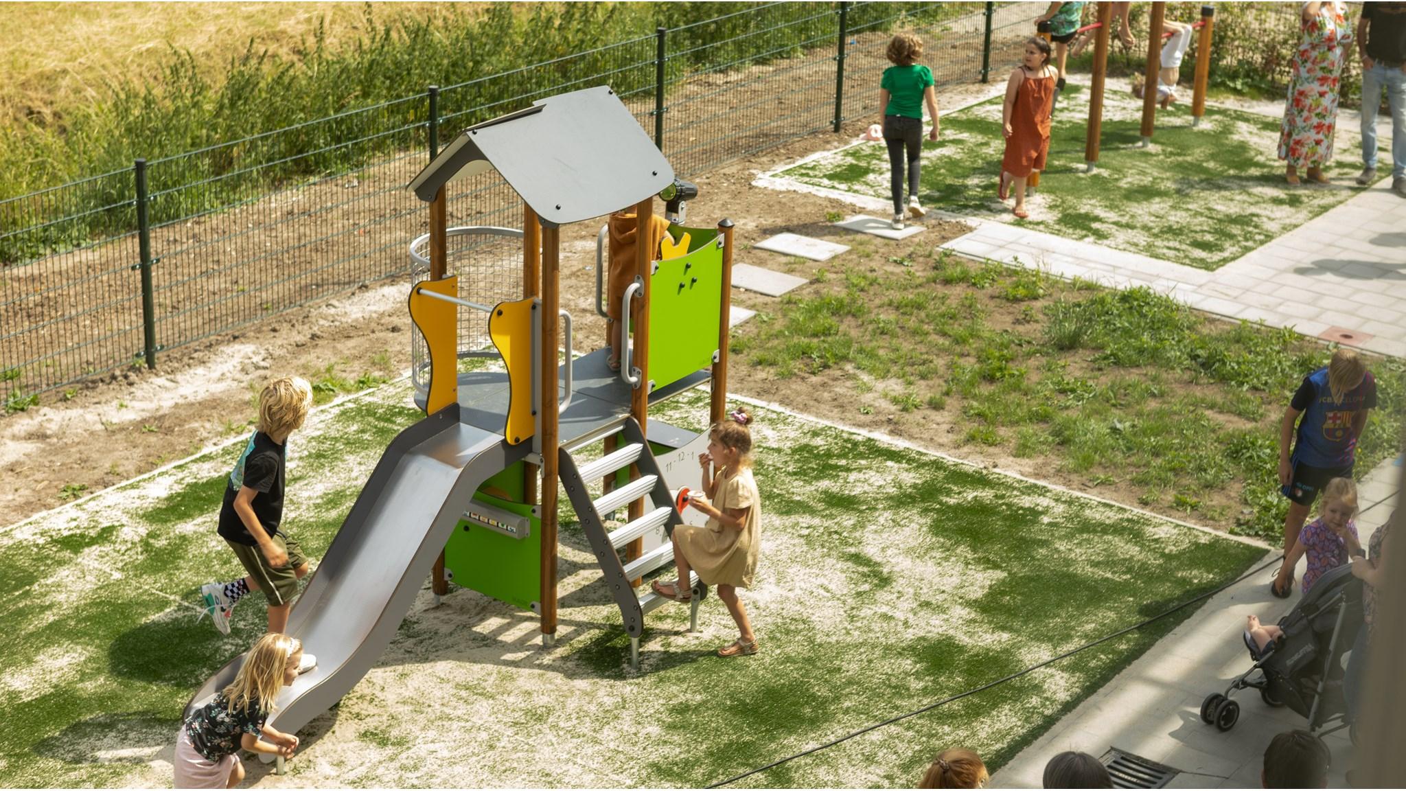 Schoolplein van CBS De Hoeksteen in Spijk, waar kinderen spelen op de glijbaan en andere speeltoestellen. Schoolplein van CBS De Hoeksteen in Spijk, waar kinderen spelen op de glijbaan en andere speeltoestellen.