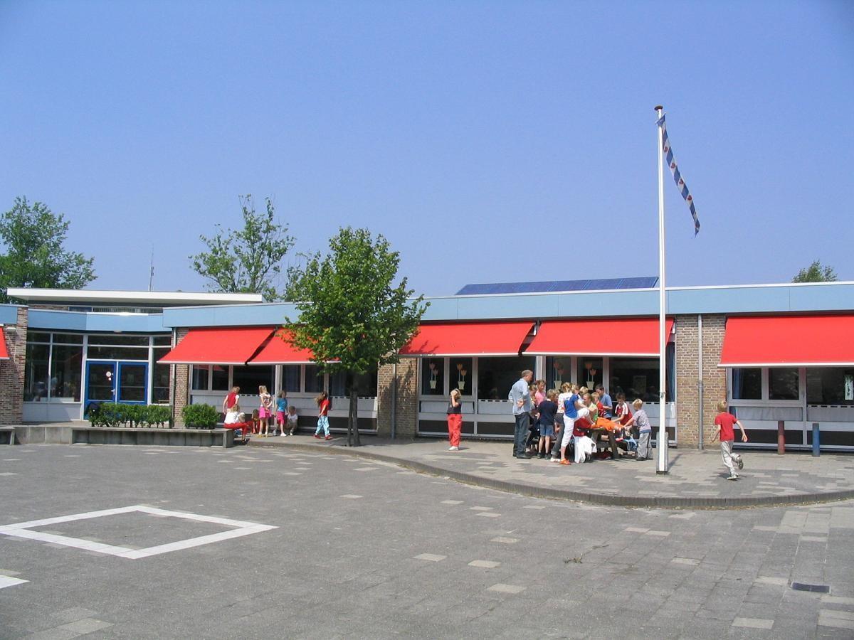 Schoolplein van CBS It Harspit in Ternaard met vrolijke kinderen en leraren. Schoolplein van CBS It Harspit in Ternaard met vrolijke kinderen en leraren.