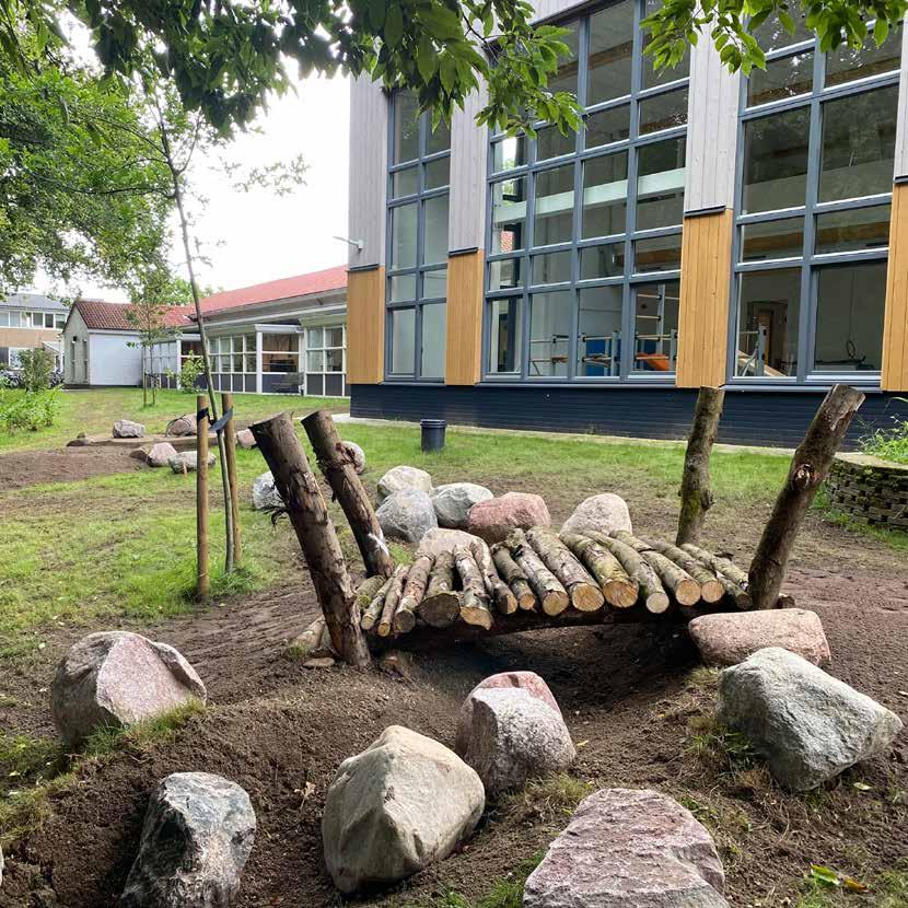 Schoolplein van Christelijk kindcentrum Gulden Bodem in Arnhem met een natuurspeeltoestel van takken en stenen. Schoolplein van Christelijk kindcentrum Gulden Bodem in Arnhem met een natuurspeeltoestel van takken en stenen.