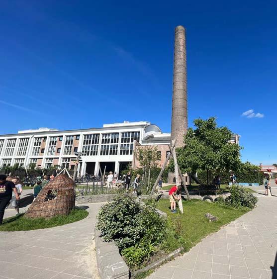 Schoolplein van Christelijke Basisschool Avonturijn in Hilversum met een oude schoorsteen en kinderen die spelen. Schoolplein van Christelijke Basisschool Avonturijn in Hilversum met een oude schoorsteen en kinderen die spelen.
