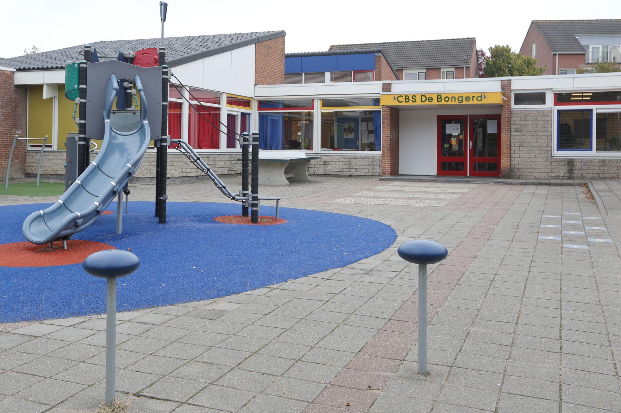 Schoolplein van Christelijke Basisschool de Bongerd in Ridderkerk met speeltoestellen. Schoolplein van Christelijke Basisschool de Bongerd in Ridderkerk met speeltoestellen.