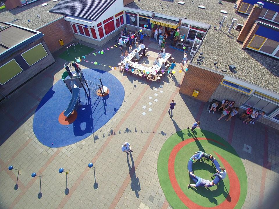 Schoolplein van Christelijke Basisschool de Bongerd in Ridderkerk tijdens een evenement. Schoolplein van Christelijke Basisschool de Bongerd in Ridderkerk tijdens een evenement.