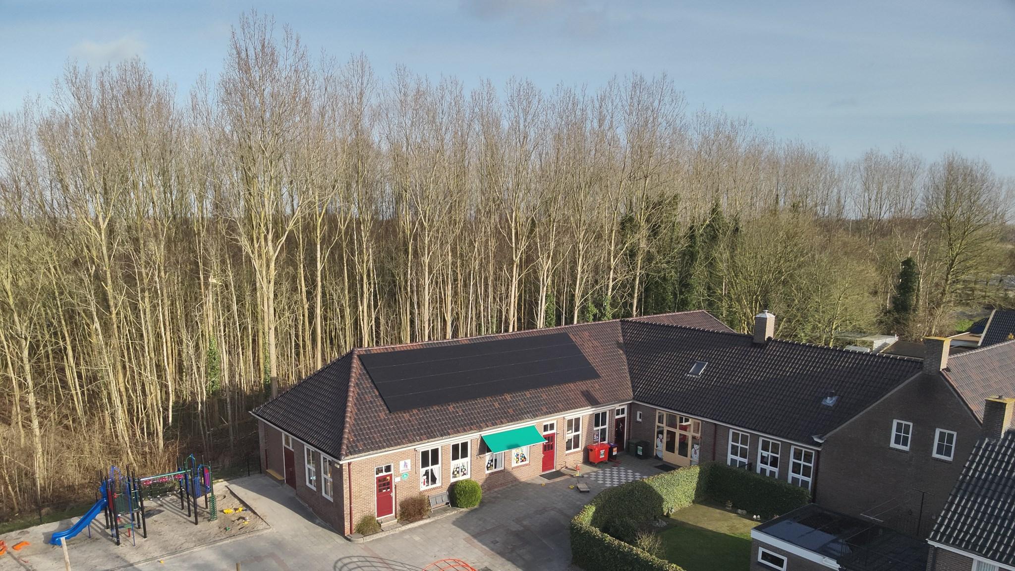 Schoolplein van Christelijke Basisschool de Höchte in Alteveer (Gem. Stadskanaal) met speeltoestellen en een zonnedak. Schoolplein van Christelijke Basisschool de Höchte in Alteveer (Gem. Stadskanaal) met speeltoestellen en een zonnedak.