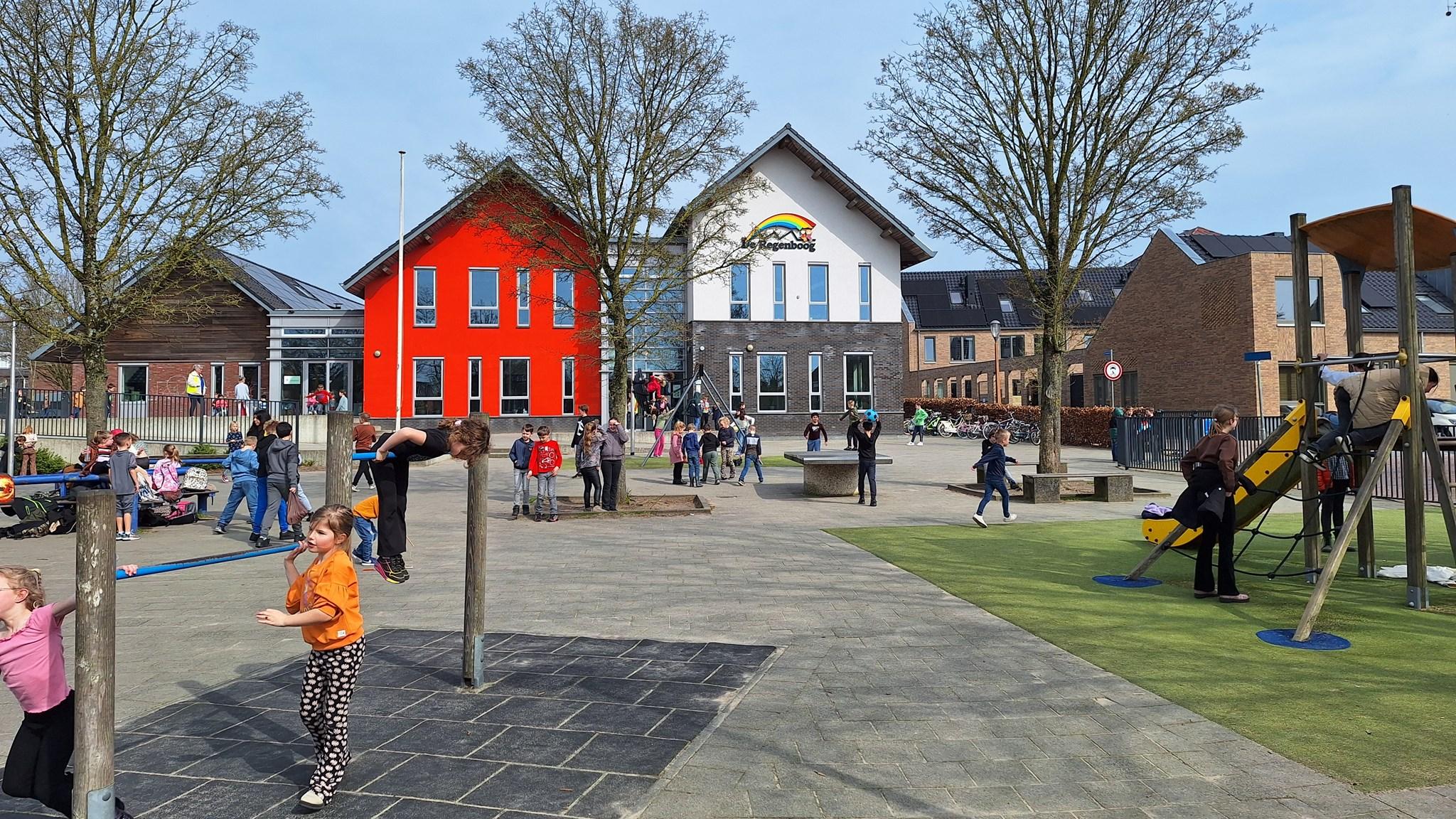 Schoolplein van Christelijke Basisschool De Regenboog in Amerongen met spelende kinderen. Schoolplein van Christelijke Basisschool De Regenboog in Amerongen met spelende kinderen.