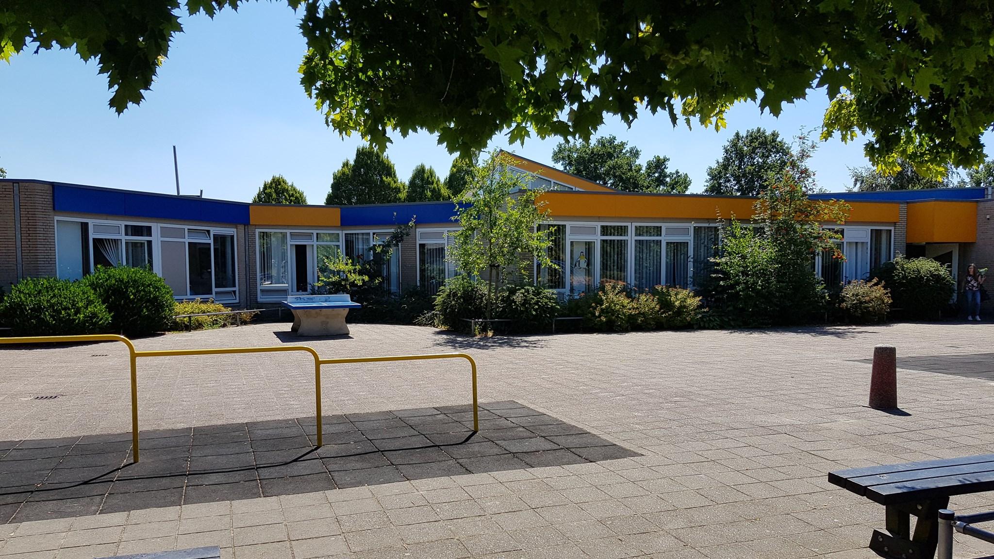 Schoolplein van Christelijke basisschool De Schaapskooi in Nijverdal. Schoolplein van Christelijke basisschool De Schaapskooi in Nijverdal.