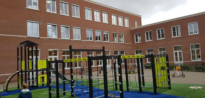 Schoolplein van christelijke basisschool De Spiegel in Den Haag met speeltoestellen. Schoolplein van christelijke basisschool De Spiegel in Den Haag met speeltoestellen.