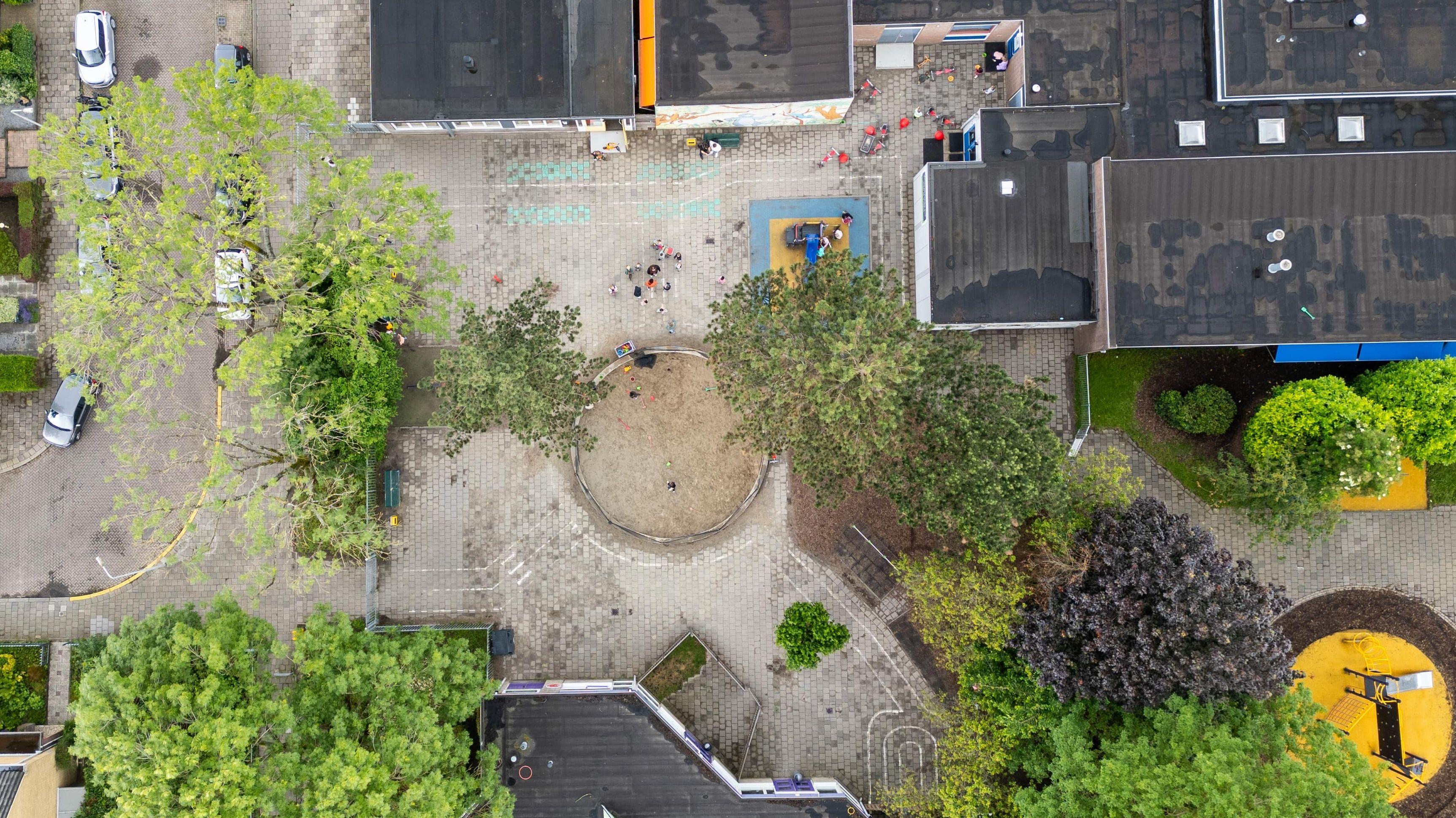 Schoolplein van Christelijke Basisschool De Wingerd in Ridderkerk vanuit de lucht gefotografeerd. Schoolplein van Christelijke Basisschool De Wingerd in Ridderkerk vanuit de lucht gefotografeerd.