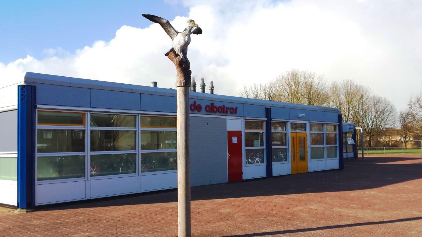 Schoolplein van de Albatros in Lelystad met een beeld van een zeevogel. Schoolplein van de Albatros in Lelystad met een beeld van een zeevogel.