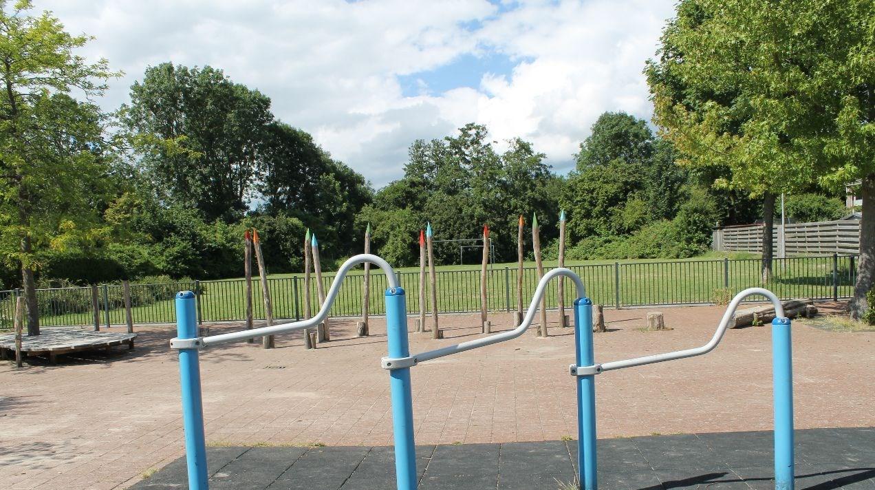 Schoolplein van De Albatros in Lelystad met speeltoestellen en groene omgeving. Schoolplein van De Albatros in Lelystad met speeltoestellen en groene omgeving.