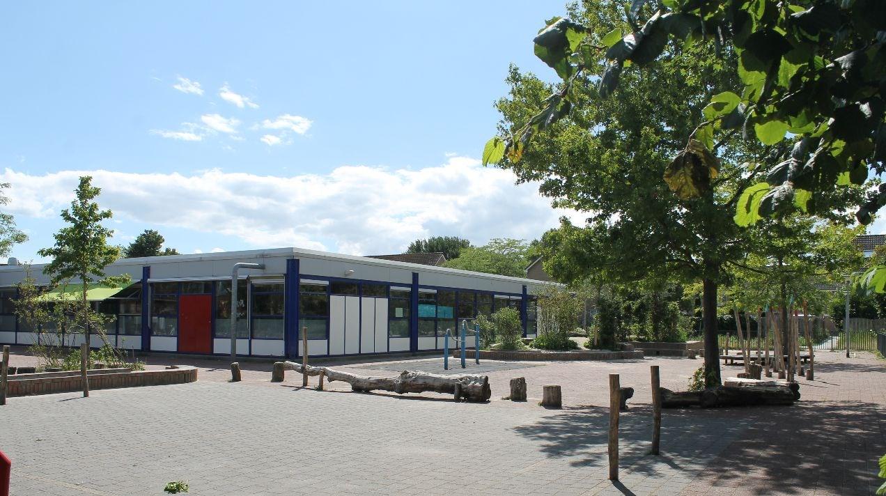 Schoolplein van De Albatros in Lelystad met trees en spelelementen. Schoolplein van De Albatros in Lelystad met trees en spelelementen.