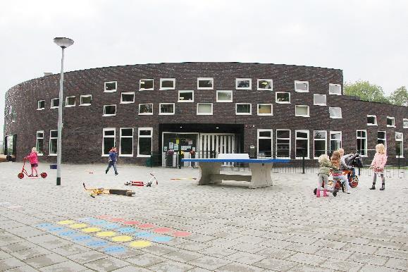 Schoolplein van de Amerikaschool in Noordbroek met spelende kinderen. Schoolplein van de Amerikaschool in Noordbroek met spelende kinderen.