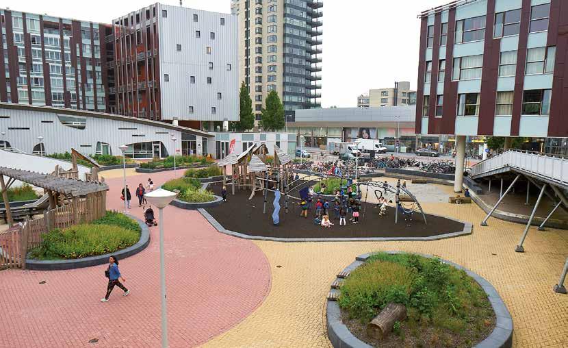 Schoolplein van de Amsterdam International Community School (AICS) in Amsterdam met kinderen die aan het spelen zijn. Schoolplein van de Amsterdam International Community School (AICS) in Amsterdam met kinderen die aan het spelen zijn.