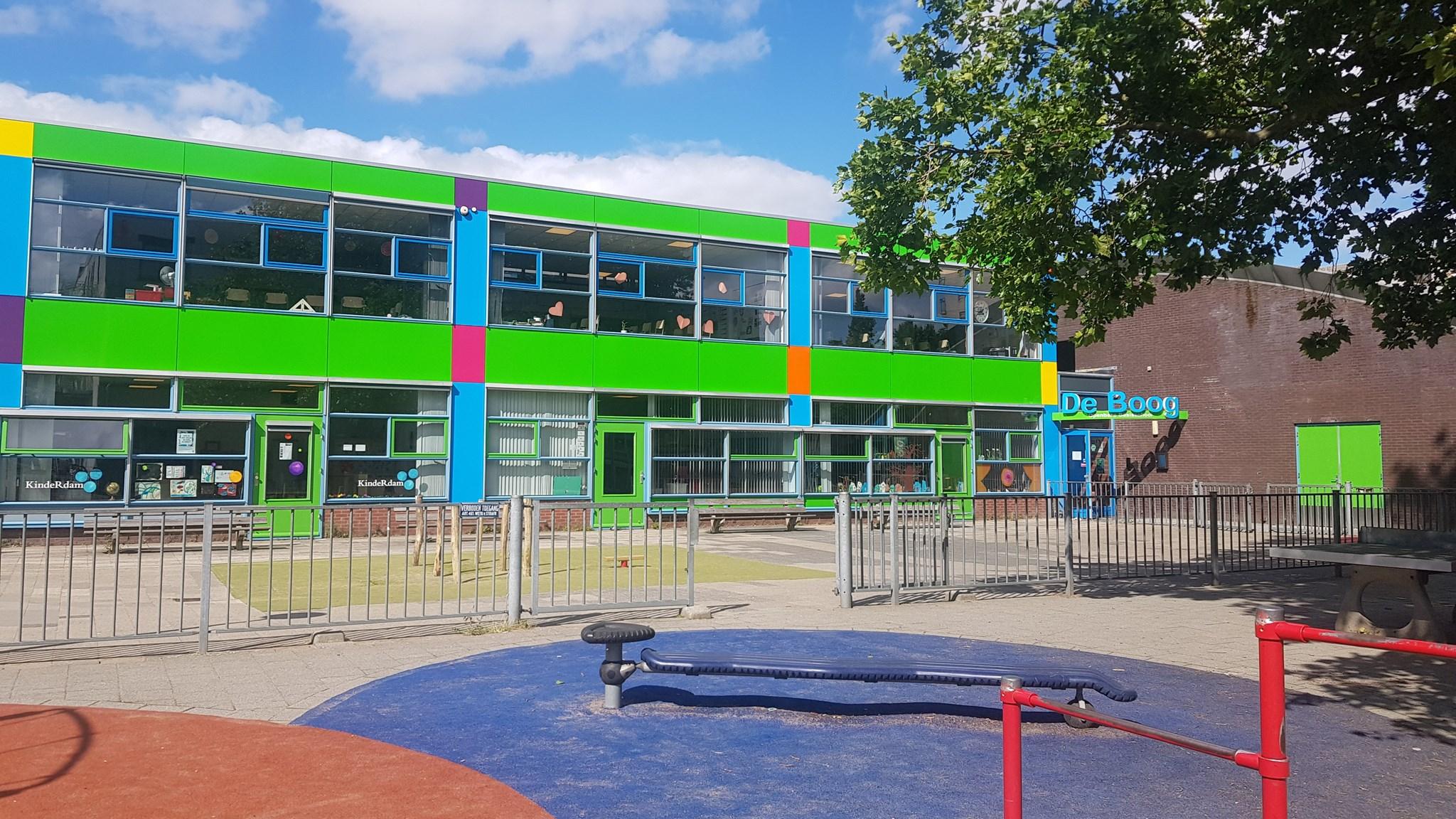 Schoolplein van De Boog Schiemond in Rotterdam met kleurrijke gevel en speeltoestellen. Schoolplein van De Boog Schiemond in Rotterdam met kleurrijke gevel en speeltoestellen.