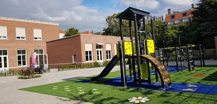 Schoolplein van de Christelijke Basisschool De Spiegel in Den Haag met speeltoestellen en groene omgeving. Schoolplein van de Christelijke Basisschool De Spiegel in Den Haag met speeltoestellen en groene omgeving.