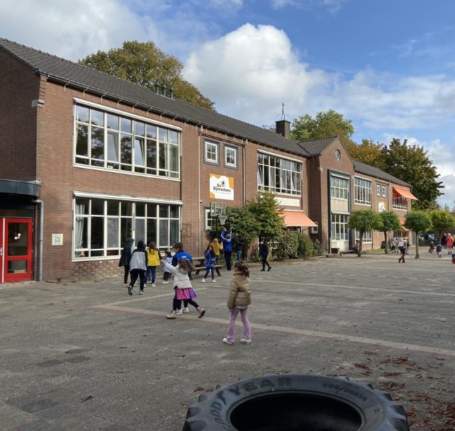 Schoolplein van de Christelijke Nationale School De Bijenschans in Breukelen. Schoolplein van de Christelijke Nationale School De Bijenschans in Breukelen.