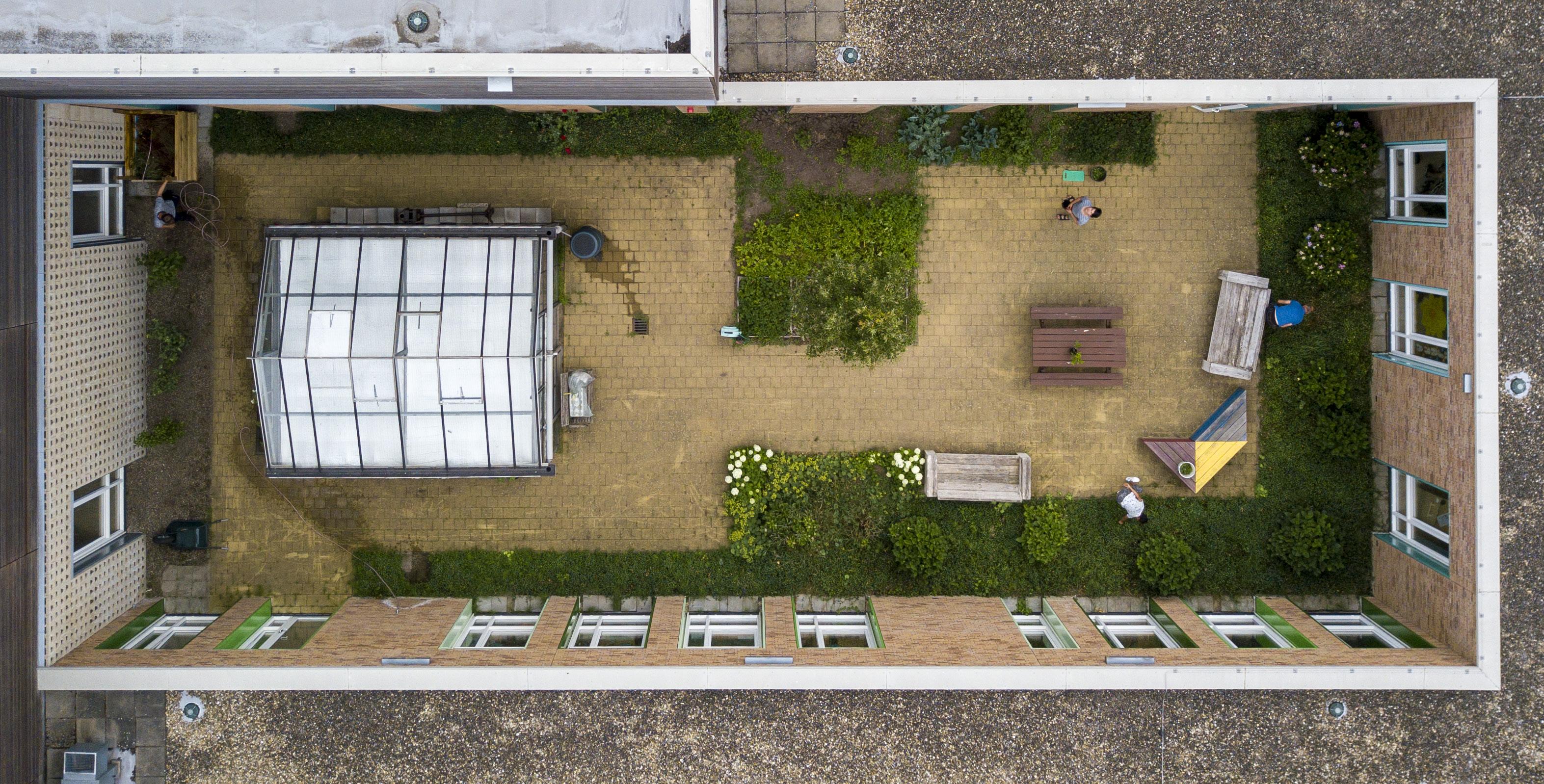 Schoolplein van De Cirkel Christelijk Onderwijs ZML in Gorinchem met een tuin en zitgedeeltes.