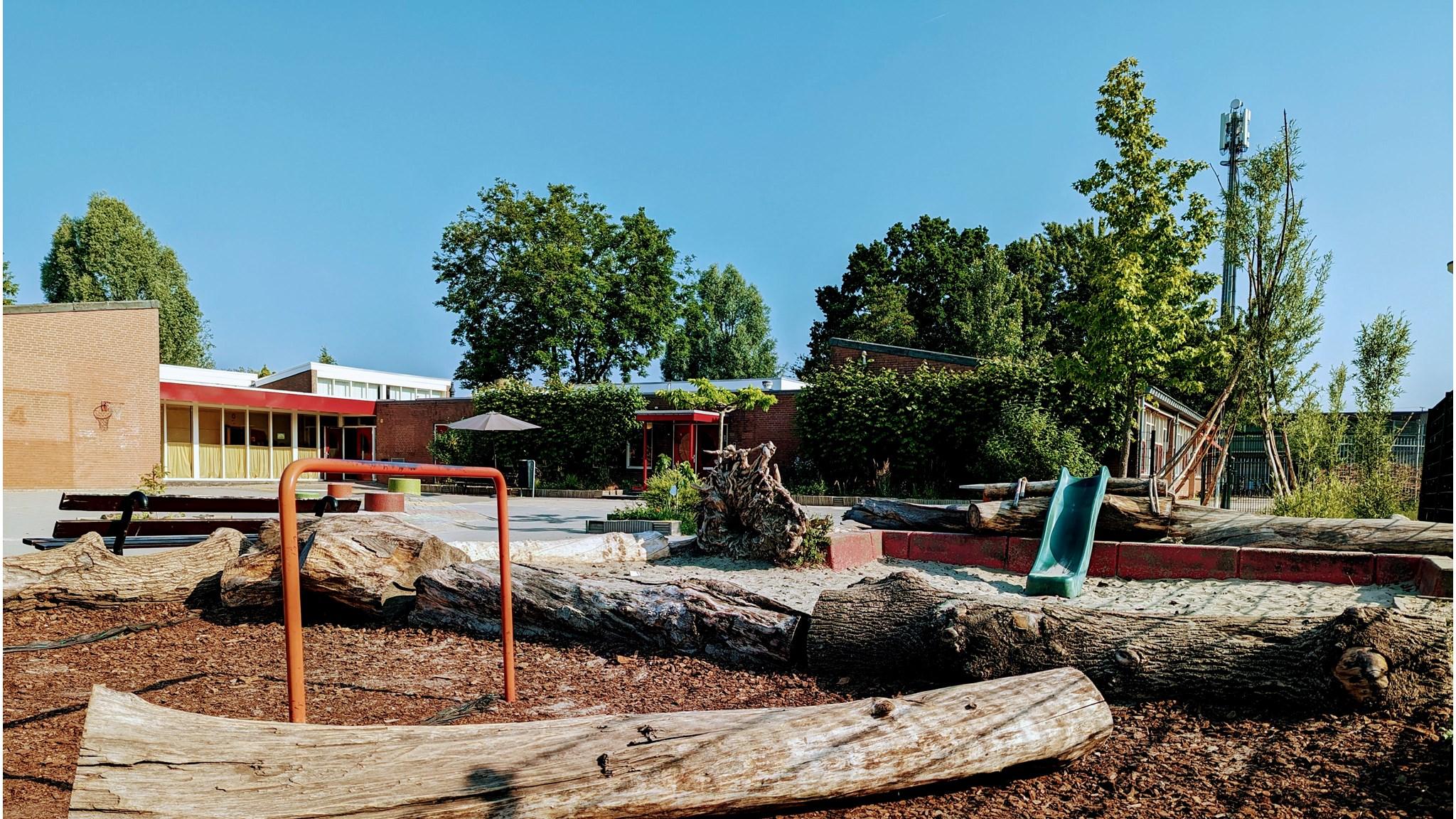 Schoolplein van de Dordtse Vrije School in Dordrecht met speeltoestellen en natuurmaterialen. Schoolplein van de Dordtse Vrije School in Dordrecht met speeltoestellen en natuurmaterialen.