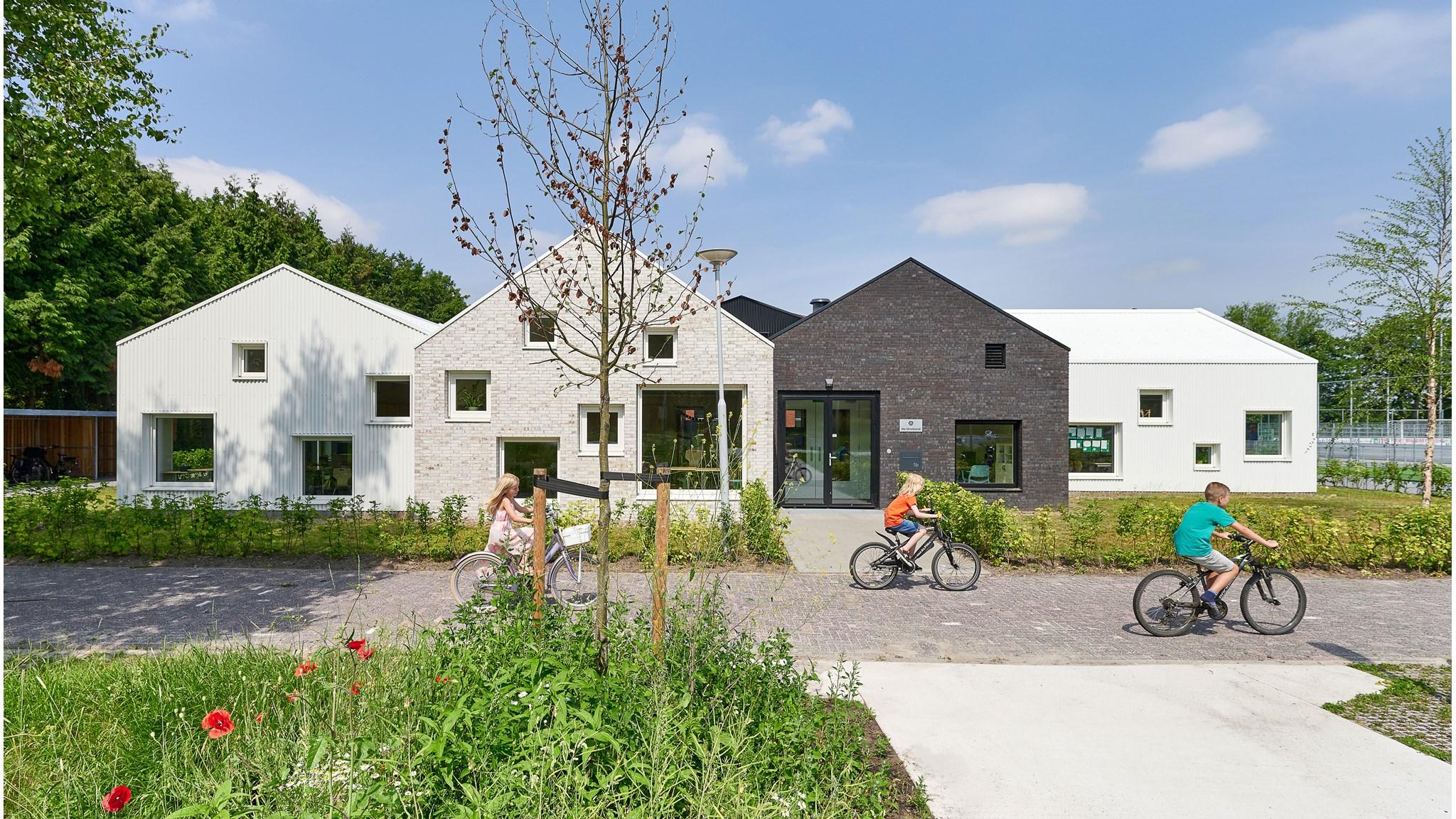 Schoolplein van De Driebond in Groningen met kinderen die op fietsen rijden. Schoolplein van De Driebond in Groningen met kinderen die op fietsen rijden.