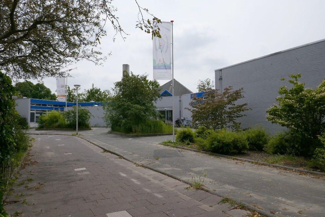 Schoolplein van de Eben Haezerschool in Oostkapelle met begroeiing en een wandelpad. Schoolplein van de Eben Haezerschool in Oostkapelle met begroeiing en een wandelpad.
