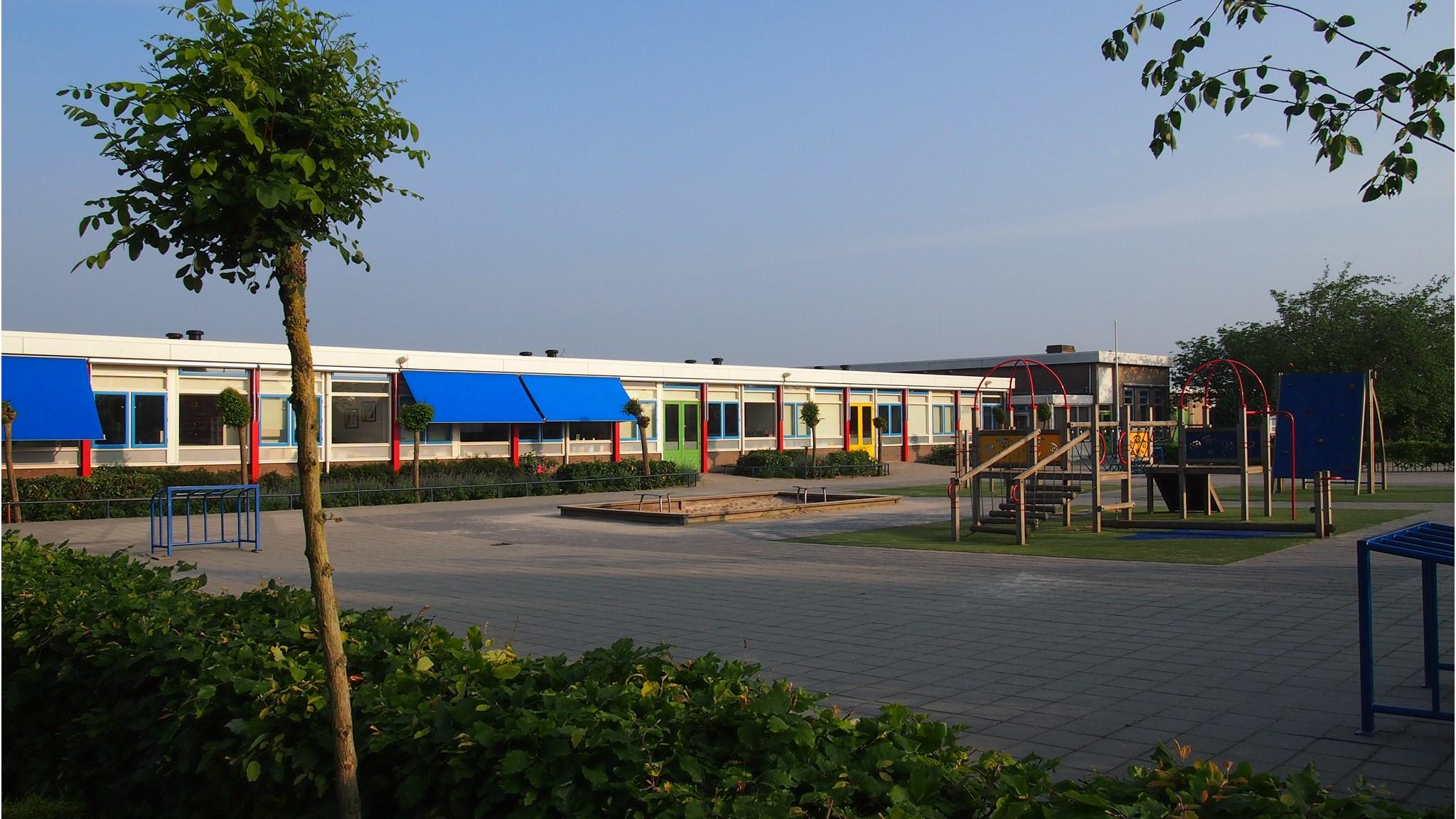 Schoolplein van de Eliëzerschool, school voor speciaal basisonderwijs in Zwolle. Schoolplein van de Eliëzerschool, school voor speciaal basisonderwijs in Zwolle.