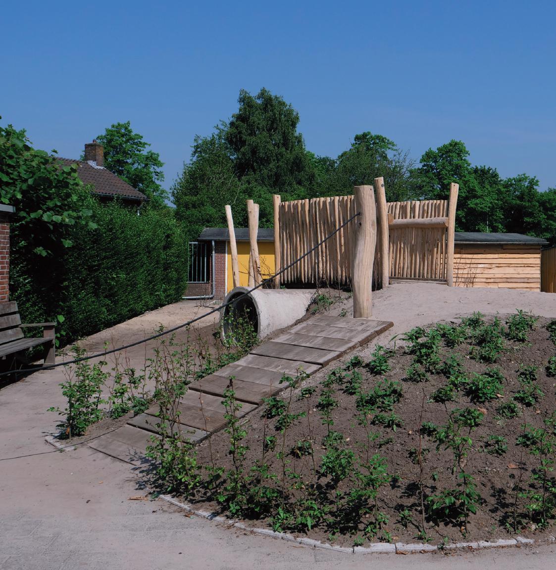 Schoolplein van de Gereformeerde Basisschool De Fakkel in Almelo met een natuurlijke speelstructuur. Schoolplein van de Gereformeerde Basisschool De Fakkel in Almelo met een natuurlijke speelstructuur.