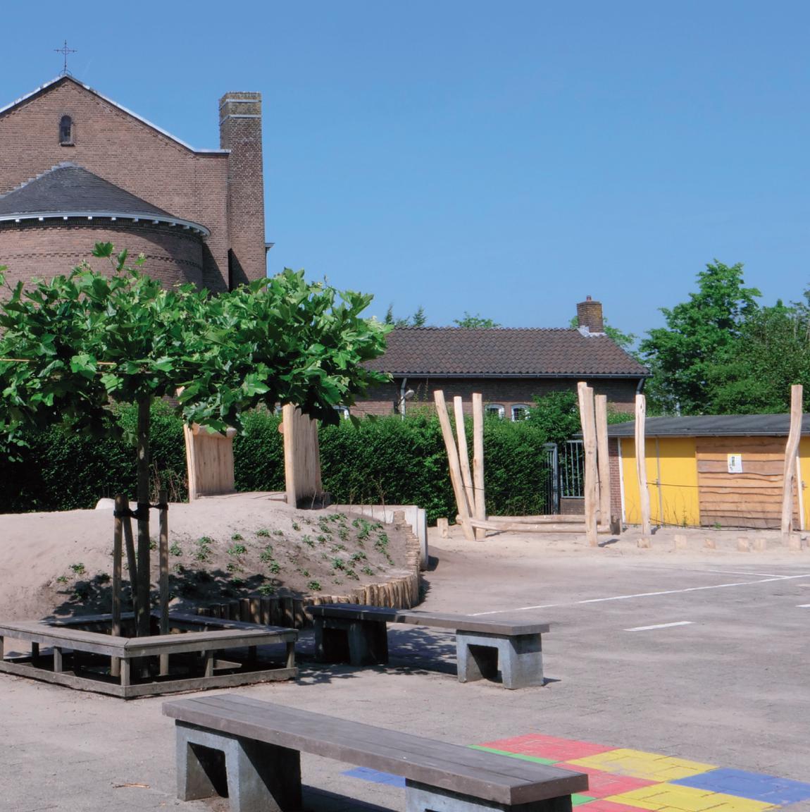Schoolplein van de Gereformeerde Basisschool De Fakkel in Almelo. Schoolplein van de Gereformeerde Basisschool De Fakkel in Almelo.