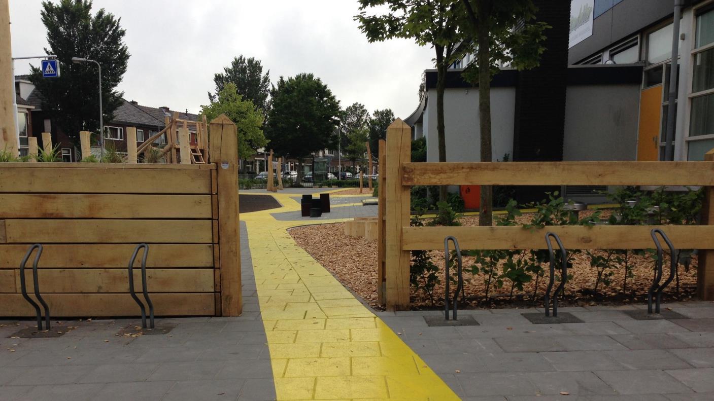 Schoolplein van De Goudakker in Gouda met gele paden en houten hekken. Schoolplein van De Goudakker in Gouda met gele paden en houten hekken.