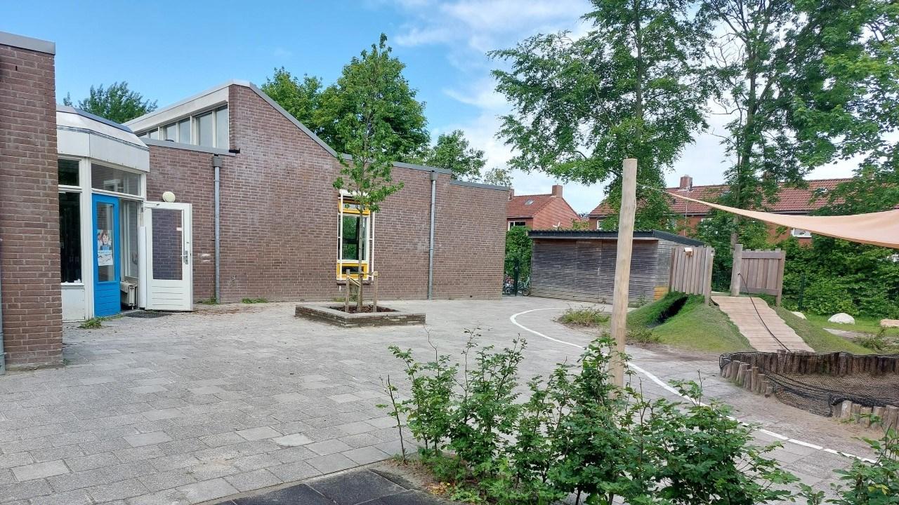 Schoolplein van de Hendrik de Cockschool in Ulrum met verschillende planten en gebouwen. Schoolplein van de Hendrik de Cockschool in Ulrum met verschillende planten en gebouwen.