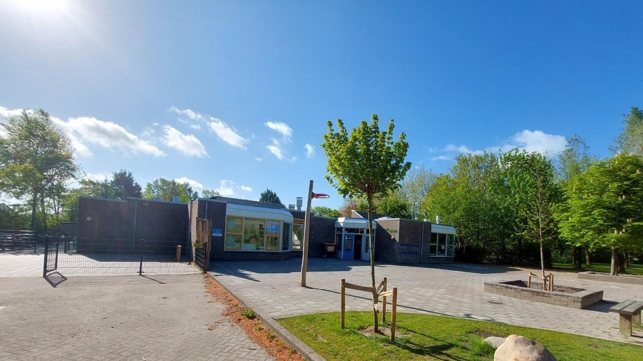 Schoolplein van de Hendrik de Cockschool in Ulrum onder een heldere lucht. Schoolplein van de Hendrik de Cockschool in Ulrum onder een heldere lucht.