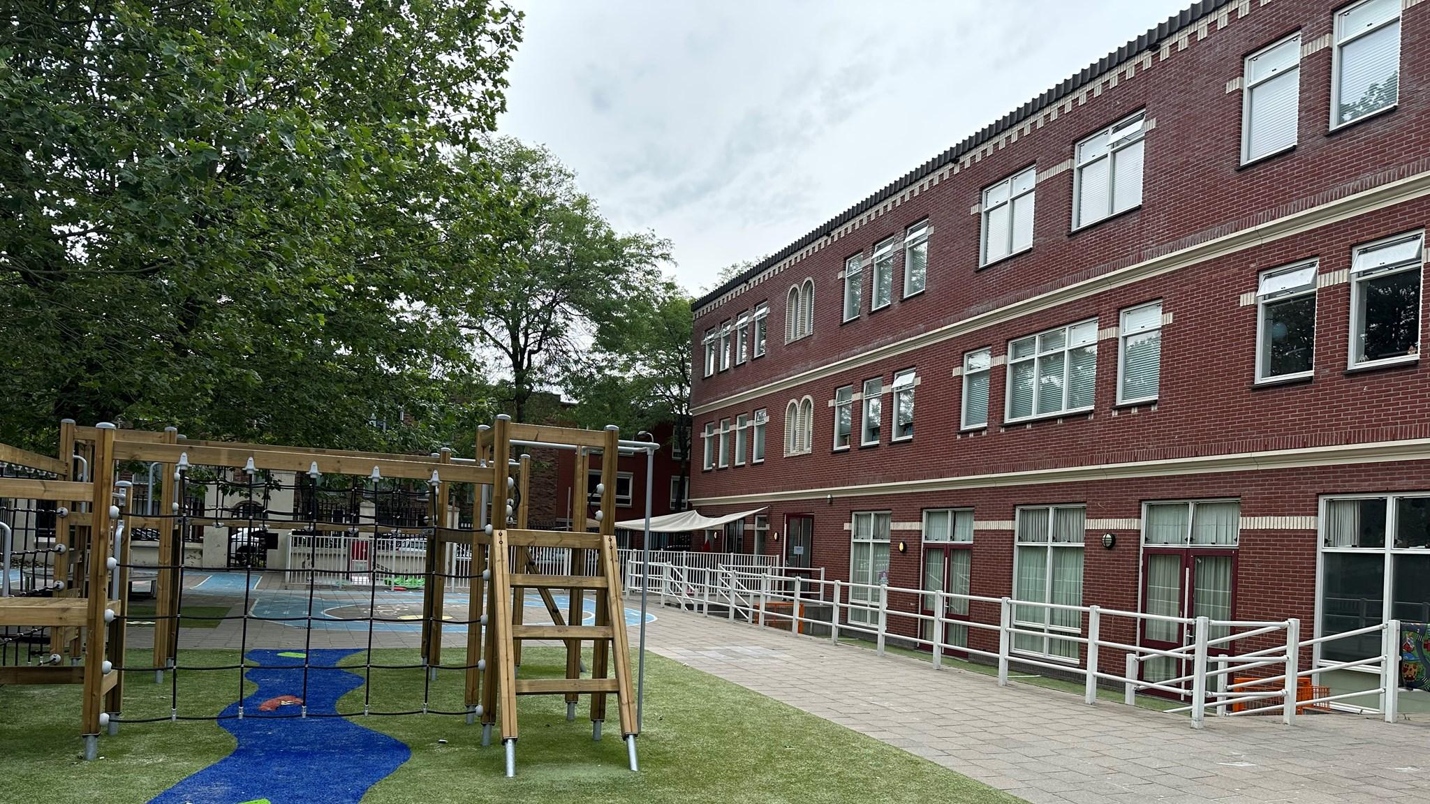 Schoolplein van de Islamitische Basisschool Yunus Emre in Den Haag met speeltoestellen en groen. Schoolplein van de Islamitische Basisschool Yunus Emre in Den Haag met speeltoestellen en groen.