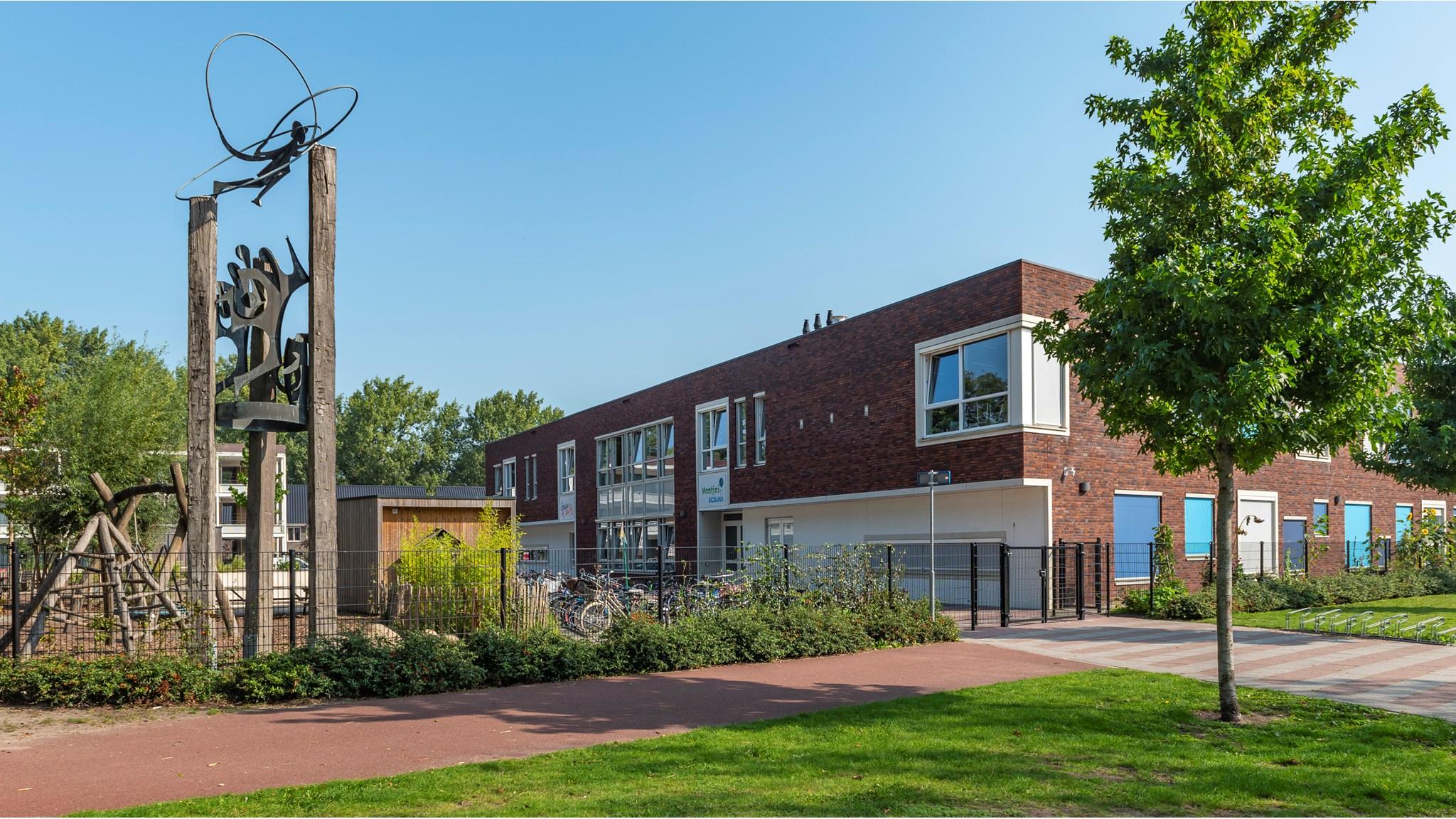 Schoolplein van de Jenaplanschool Montini in Baarn met een moderne schoolfaciliteit en speeltoestellen. Schoolplein van de Jenaplanschool Montini in Baarn met een moderne schoolfaciliteit en speeltoestellen.