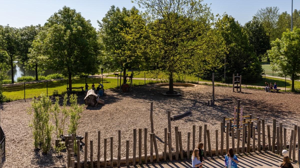 Schoolplein van de Johannesschool in Arnhem met groene bomen en spelende kinderen. Schoolplein van de Johannesschool in Arnhem met groene bomen en spelende kinderen.