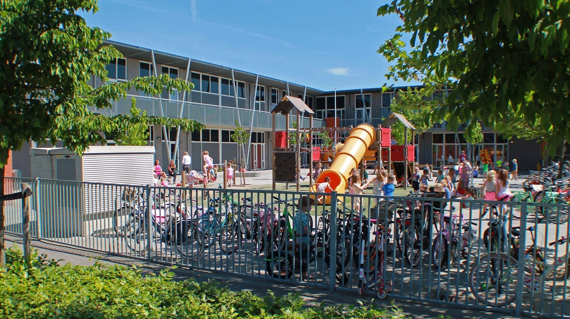 Schoolplein van de Katholieke Basisschool De Pontus in Etten-Leur met kinderen die spelen en fietsen. Schoolplein van de Katholieke Basisschool De Pontus in Etten-Leur met kinderen die spelen en fietsen.