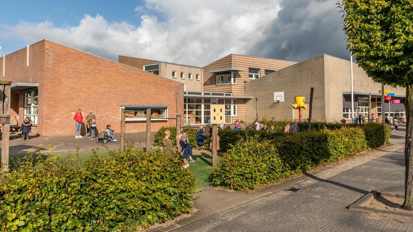 Schoolplein van de Katholieke Basisschool de Toermalijn in Zeewolde. Schoolplein van de Katholieke Basisschool de Toermalijn in Zeewolde.