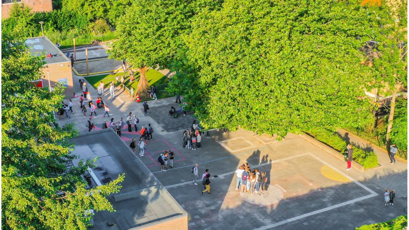 Schoolplein van de Katholieke Basisschool Het Kofschip in Ouderkerk aan de Amstel met spelende kinderen. Schoolplein van de Katholieke Basisschool Het Kofschip in Ouderkerk aan de Amstel met spelende kinderen.