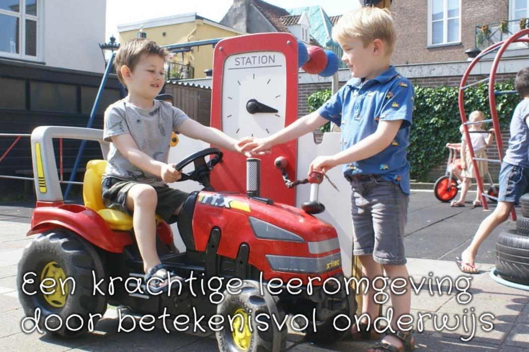 Schoolplein van De Leeuwerik in Rutten, waar kinderen samen leren en spelen.