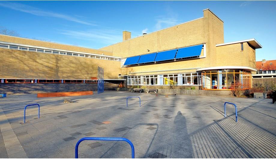 Schoolplein van de Lorentzschool in Hilversum met helderblauwe lucht. Schoolplein van de Lorentzschool in Hilversum met helderblauwe lucht.
