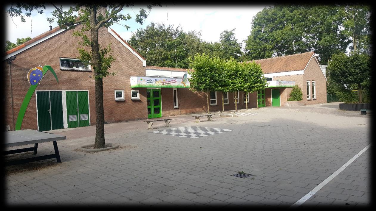 Schoolplein van de Lourdesschool in Westbeemster met groene deuren en bomen. Schoolplein van de Lourdesschool in Westbeemster met groene deuren en bomen.