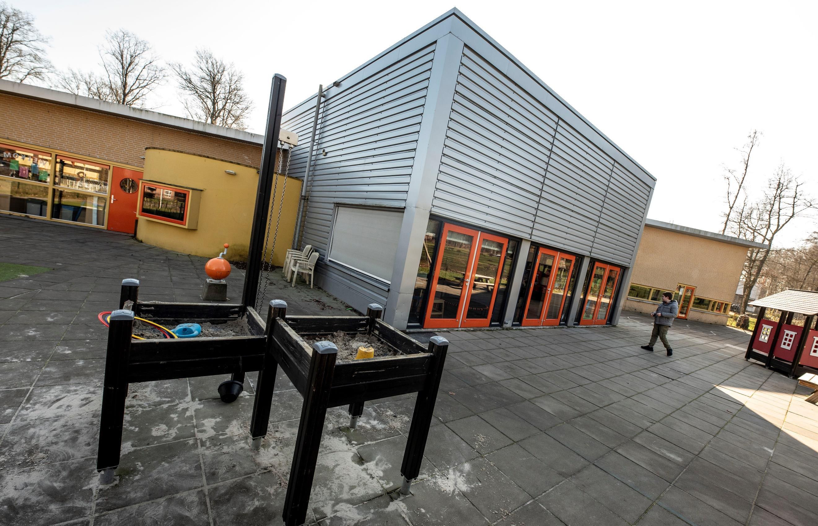 Schoolplein van De Meander in Losser met speelgoed en een gebouw als achtergrond.
