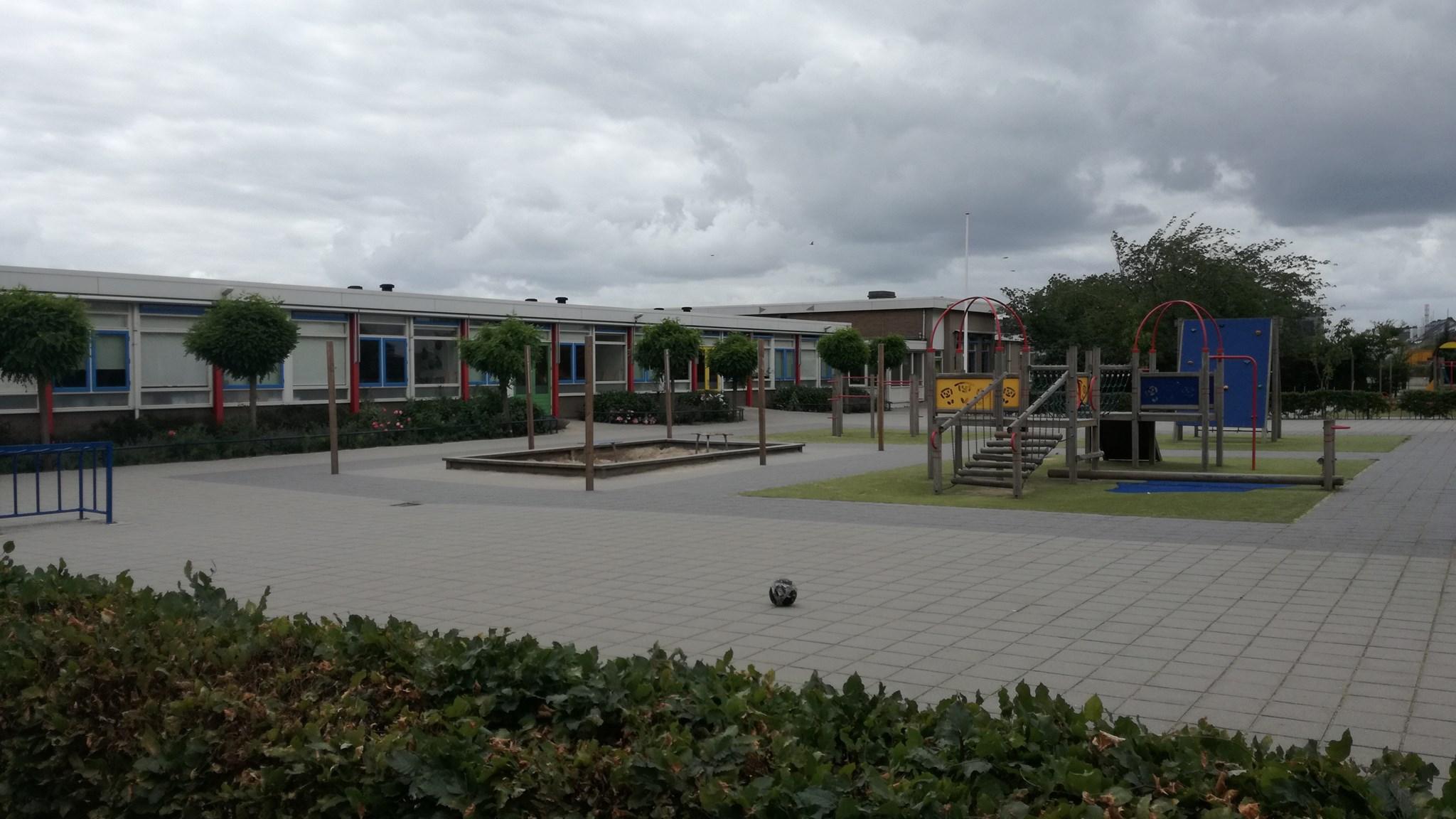 Schoolplein van de Obadjaschool Cluster 4 in Zwolle met speelfaciliteiten en groen. Schoolplein van de Obadjaschool Cluster 4 in Zwolle met speelfaciliteiten en groen.