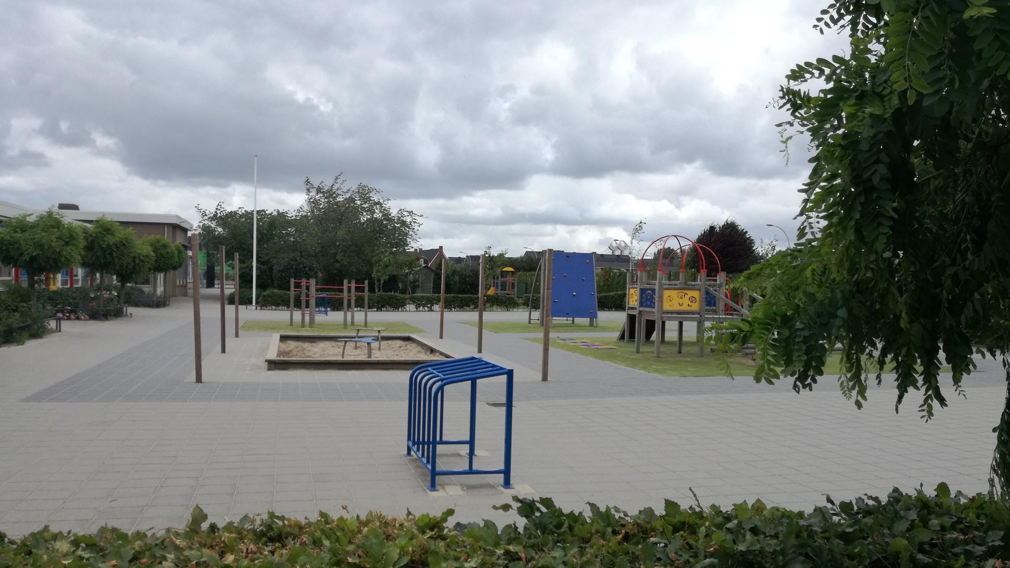Schoolplein van de Obadjaschool Cluster 4 in Zwolle met speeltoestellen en een zandbak. Schoolplein van de Obadjaschool Cluster 4 in Zwolle met speeltoestellen en een zandbak.