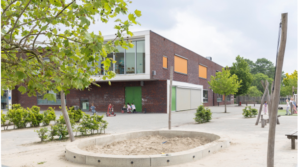 Schoolplein van de Oranje Nassauschool Culemborg met uitzicht op het schoolgebouw. Schoolplein van de Oranje Nassauschool Culemborg met uitzicht op het schoolgebouw.