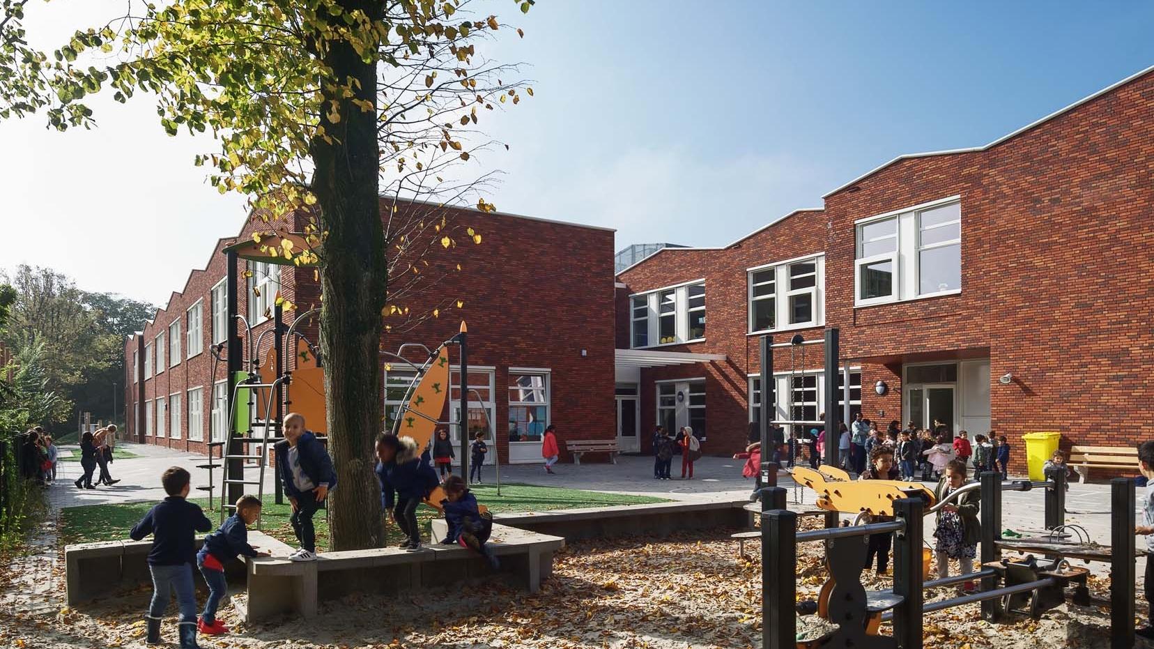 Schoolplein van de Pieter Jelles Troelstraschool in Amsterdam met spelende kinderen. Schoolplein van de Pieter Jelles Troelstraschool in Amsterdam met spelende kinderen.