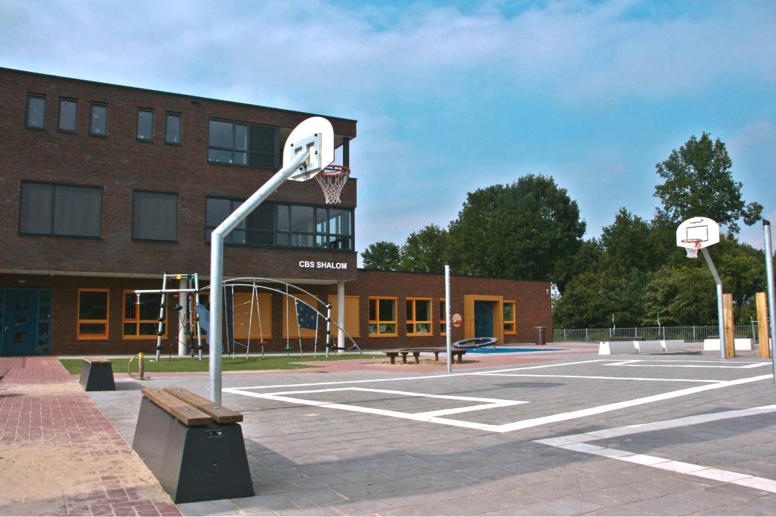 Schoolplein van de Protestants Christelijke Basisschool Shalom in Vriezenveen met speeltoestellen en basketbalringen. Schoolplein van de Protestants Christelijke Basisschool Shalom in Vriezenveen met speeltoestellen en basketbalringen.