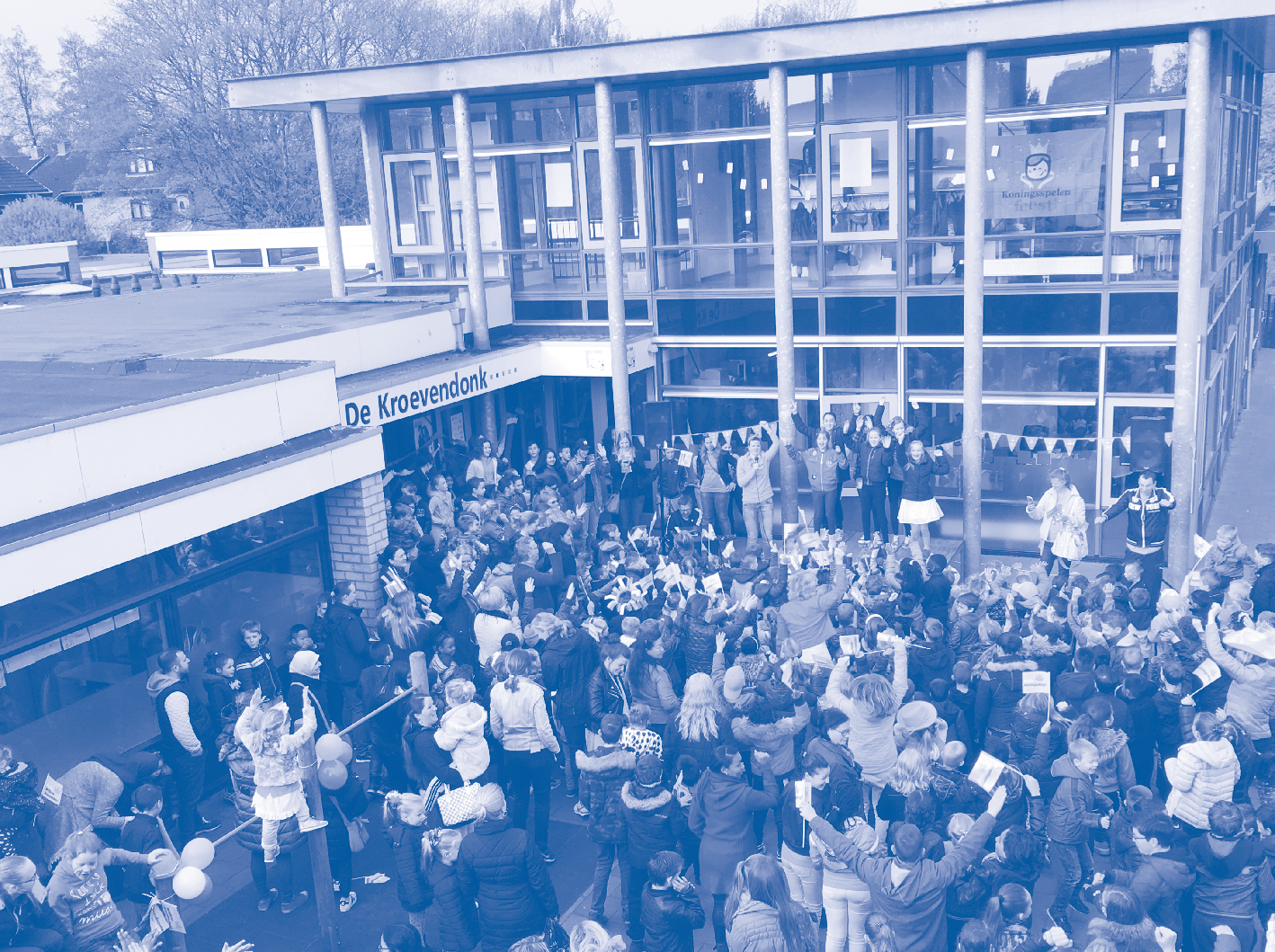Schoolplein van de Protestants Christelijke School De Kroevendonk in Roosendaal tijdens een feestelijke bijeenkomst. Schoolplein van de Protestants Christelijke School De Kroevendonk in Roosendaal tijdens een feestelijke bijeenkomst.