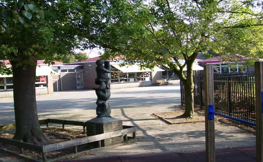 Schoolplein van de RK Basisschool St Anna in Zundert, omringd door bomen en met een kunstwerk. Schoolplein van de RK Basisschool St Anna in Zundert, omringd door bomen en met een kunstwerk.