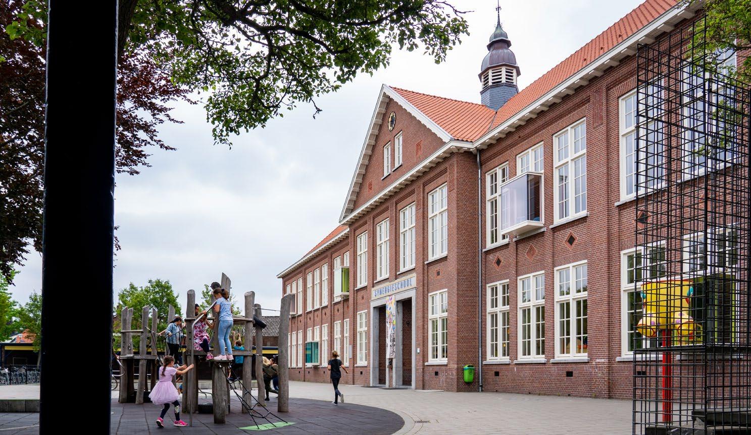 Schoolplein van de Synergieschool St Alfonsus voor basisonderwijs in Roermond. Schoolplein van de Synergieschool St Alfonsus voor basisonderwijs in Roermond.