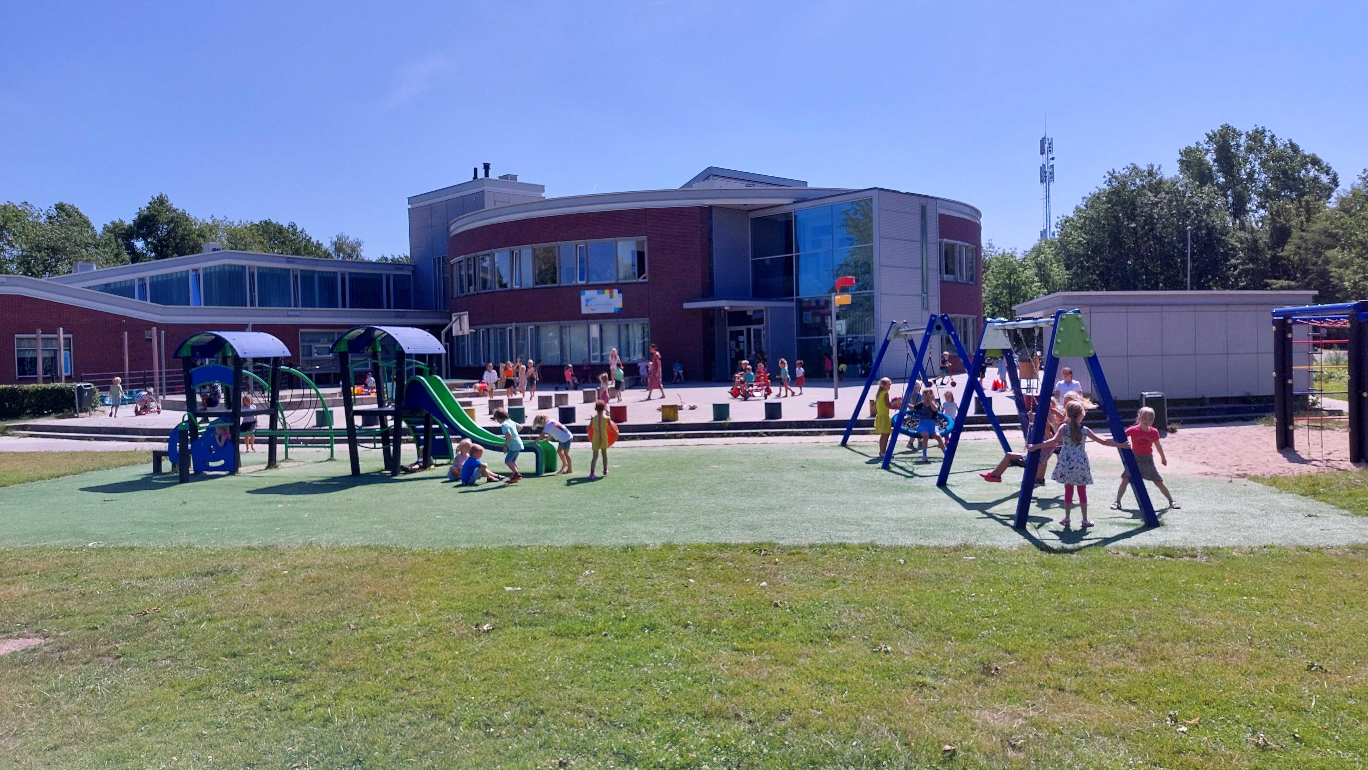 Schoolplein van De Toermalijn in Hasselt met spelende kinderen. Schoolplein van De Toermalijn in Hasselt met spelende kinderen.