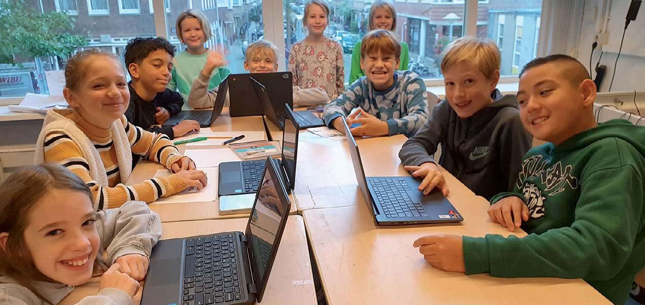 Schoolplein van De Wegwijzer in Lomm met spelende kinderen. Schoolplein van De Wegwijzer in Lomm met spelende kinderen.